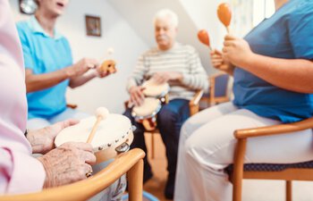 Betreuungsgruppen für Seniorinnen und Senioren im Alten- und Service-Zentrum Solln-Forstenried | © adobestock_kzenon_291717970